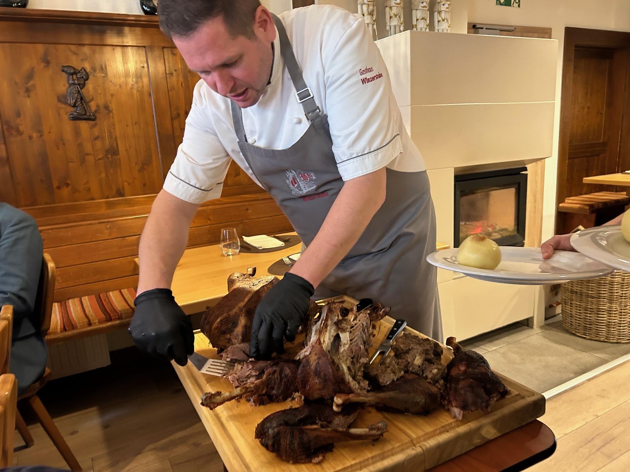 Eine gebratene Gans am Tisch tranchieren – in der Winzerstube Rödelsee Chefsache