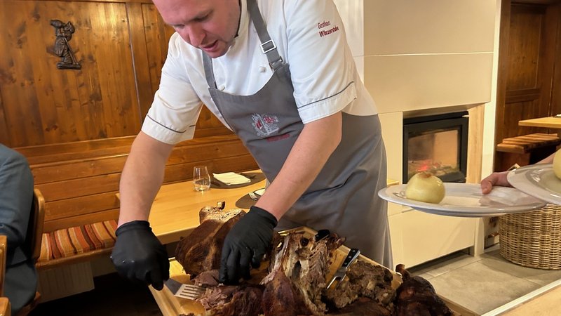 Eine gebratene Gans am Tisch tranchieren – in der Winzerstube Rödelsee Chefsache | Bild: BR / Achim Winkelmann Eine gebratene Gans am Tisch tranchieren – in der Winzerstube Rödelsee Chefsache