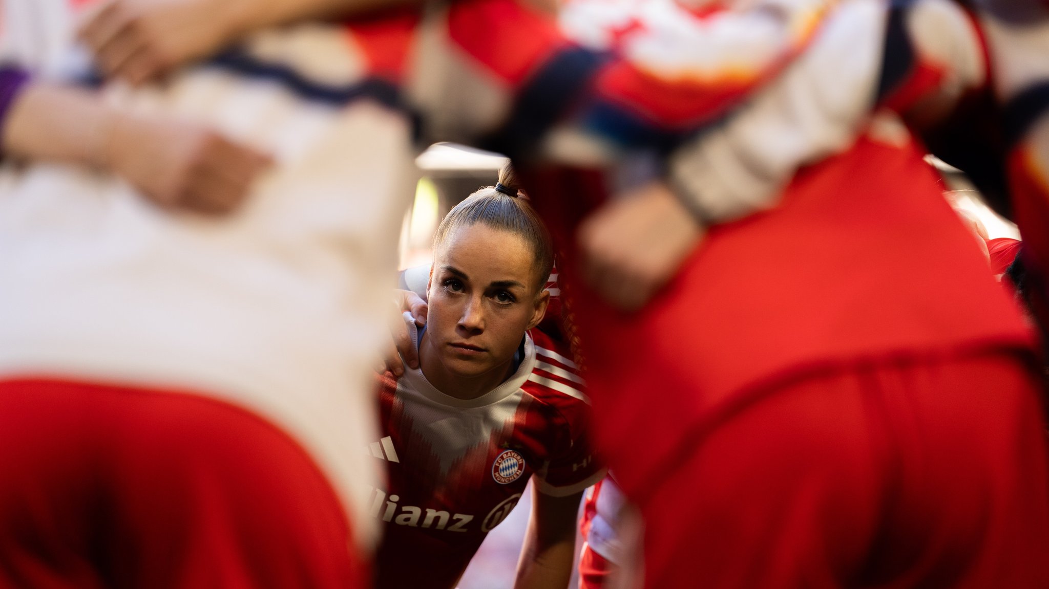 Giulia Gwinn im Mannschaftskreis vor Anpfiff gegen Barcelona