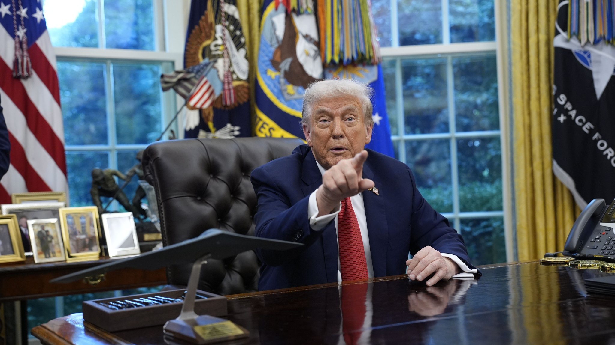 Donald Trump mit erhobenem Zeigefinger im Oval Office | Bild: picture alliance / Captital Pictures | RS/MPI Donald Trump mit erhobenem Zeigefinger im Oval Office