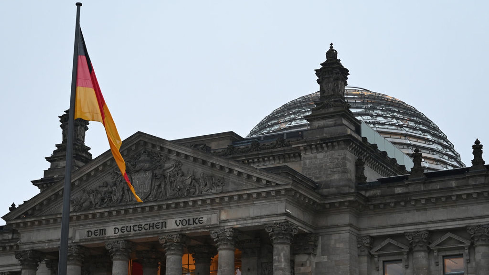 13.11.2024, Berlin: Das Reichstagsgebäude am Morgen. Die Ampel ist kaputt, der Fahrplan bis zur Neuwahl steht, der Wahlkampf kann beginnen. Den Auftakt macht heute - genau eine Woche nach dem Platzen der Ampel gibt Bundeskanzler Scholz (SPD) eine Regierungserklärung im Bundestag mit dem Titel: «Zur aktuellen Lage». Foto: Markus Lenhardt/dpa +++ dpa-Bildfunk +++