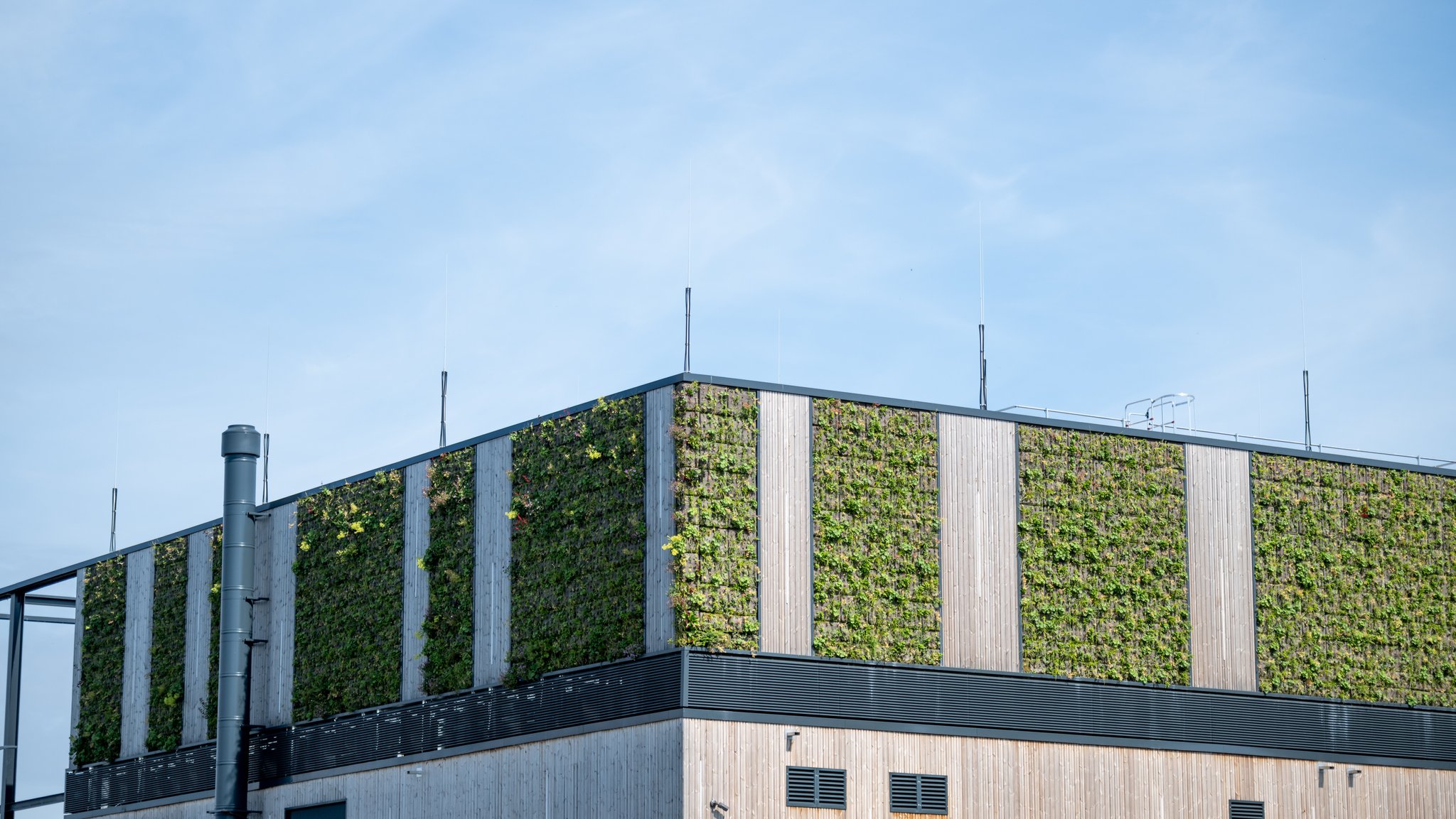 Rechenzentren wie dieses in Heiligenhaus will Deutschland mehr bauen. Doch irgendwie klappt es nicht so recht. | Bild: picture alliance/dpa | Fabian Strauch Rechenzentren wie dieses in Heiligenhaus will Deutschland mehr bauen. Doch irgendwie klappt es nicht so recht.