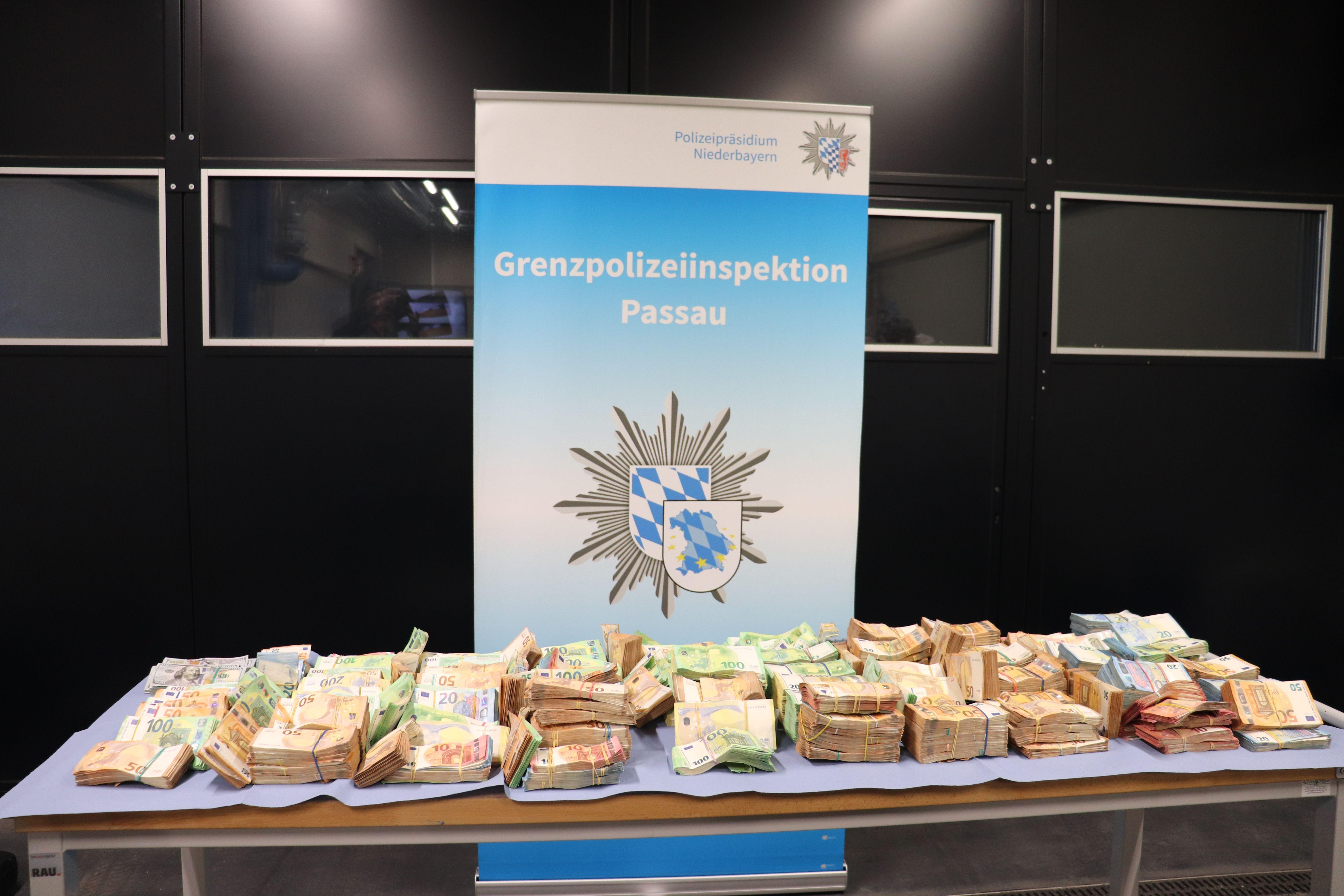 Ein Tisch voller sichergestellter Geldscheinbündel, insgesamt über eine Million Euro