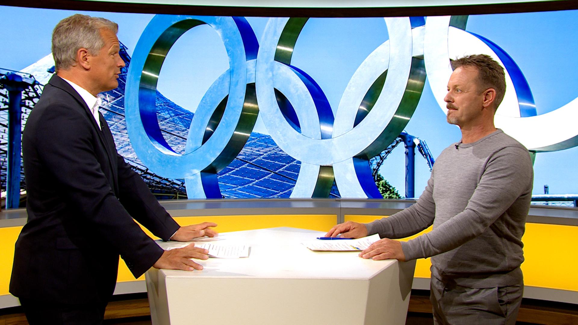 Sport-Redakteur Tobias Barnerssoi (rechts)
