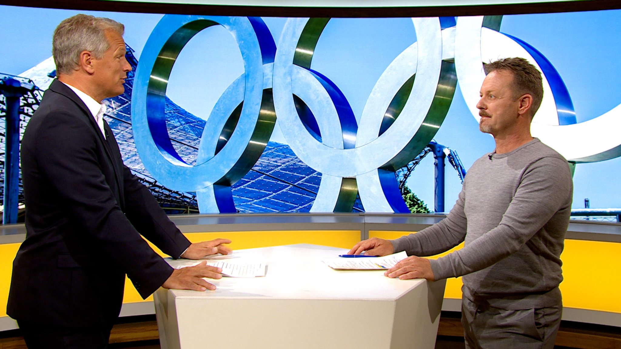 Sport-Redakteur Tobias Barnerssoi (rechts) | Bild: BR Sport-Redakteur Tobias Barnerssoi (rechts)