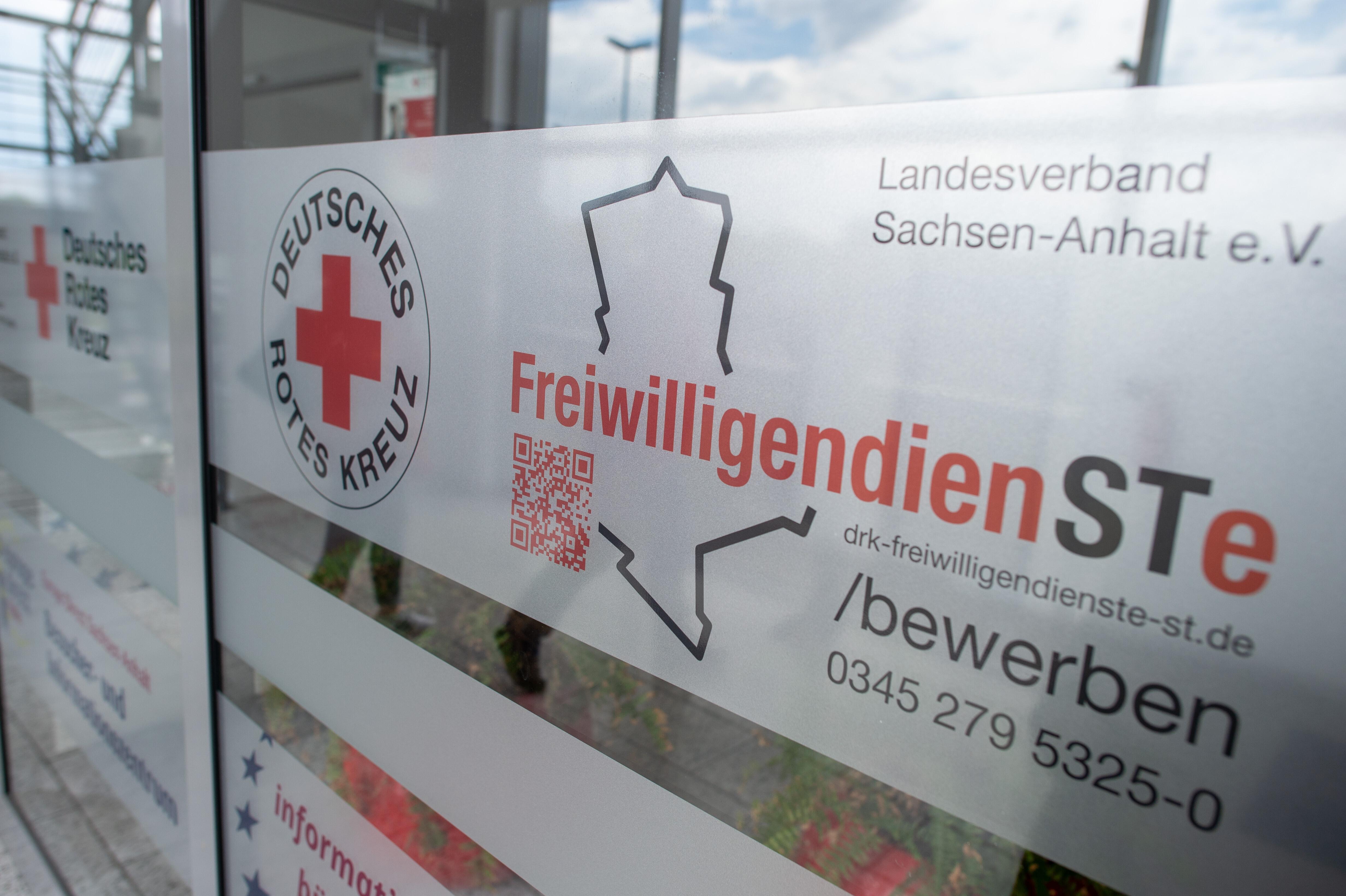 "Freiwilligendienste" mit QR-Code steht am Eingang zur Geschäftsstelle des Deutschen Roten Kreuzes, Landesverband Sachsen-Anhalt.