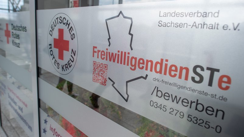 "Freiwilligendienste" mit QR-Code steht am Eingang zur Geschäftsstelle des Deutschen Roten Kreuzes, Landesverband Sachsen-Anhalt. | Bild: picture alliance/dpa/dpa-Zentralbild | Klaus-Dietmar Gabbert "Freiwilligendienste" mit QR-Code steht am Eingang zur Geschäftsstelle des Deutschen Roten Kreuzes, Landesverband Sachsen-Anhalt.
