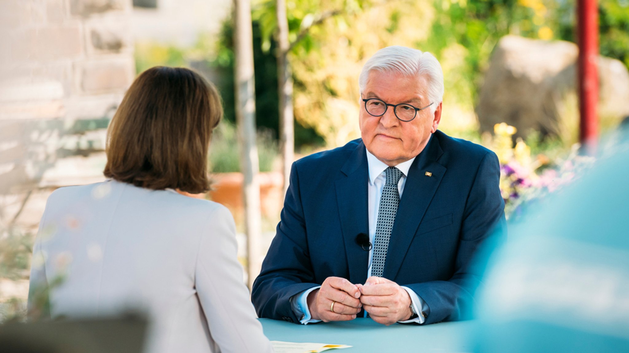 Bundespräsident Frank-Walter Steinmeier sitzt beim Sommerinterview von Berlin direkt mit der ZDF-Chefredakteurin Bettina Schausten.