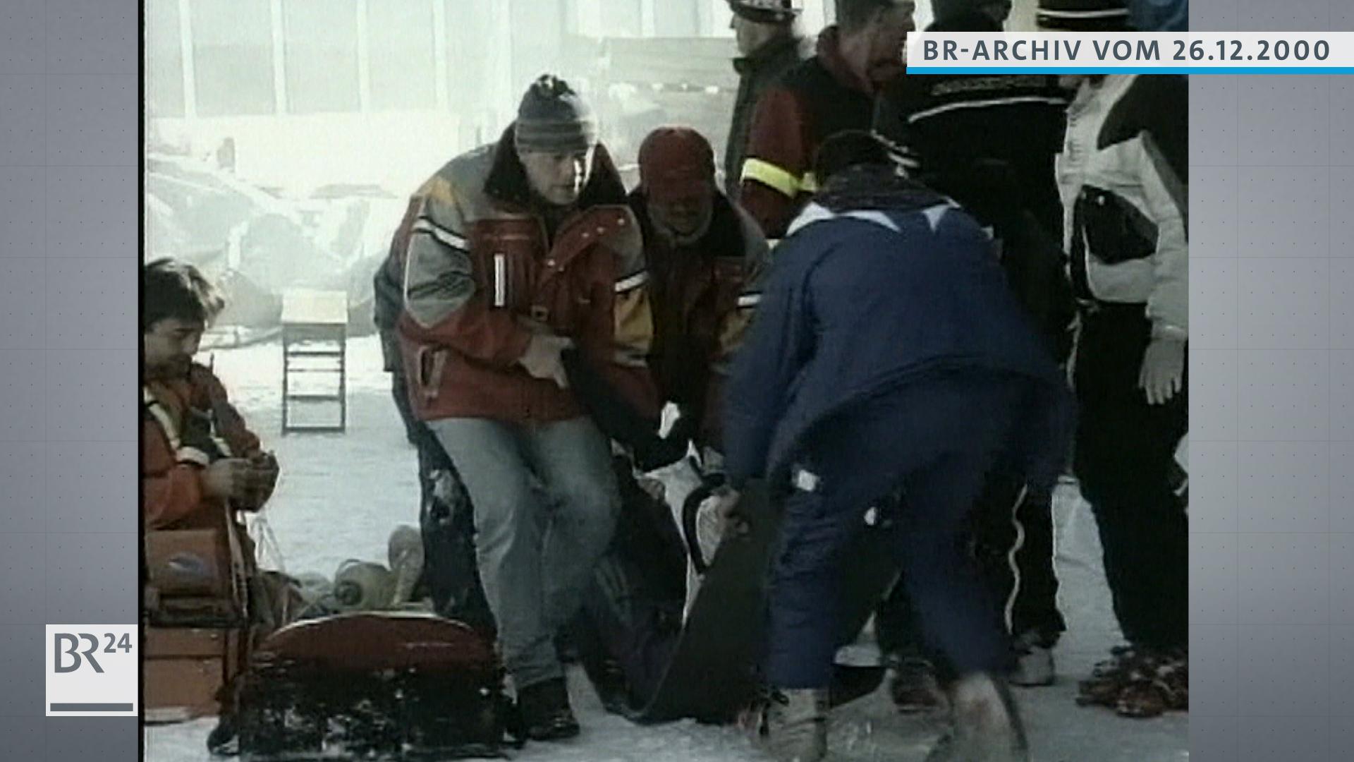 Retter bergen eine verletzte Person