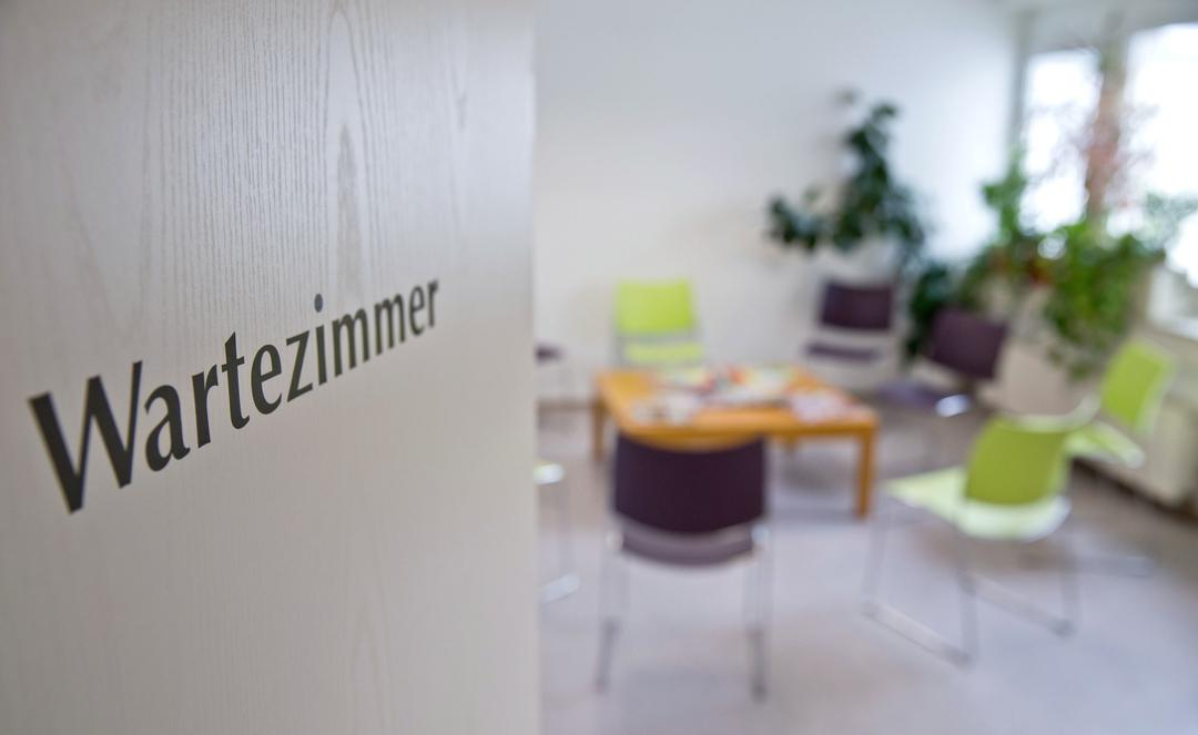 «Wartezimmer» ist auf der Tür eines leeren Wartezimmers in einer Arztpraxis zu lesen.