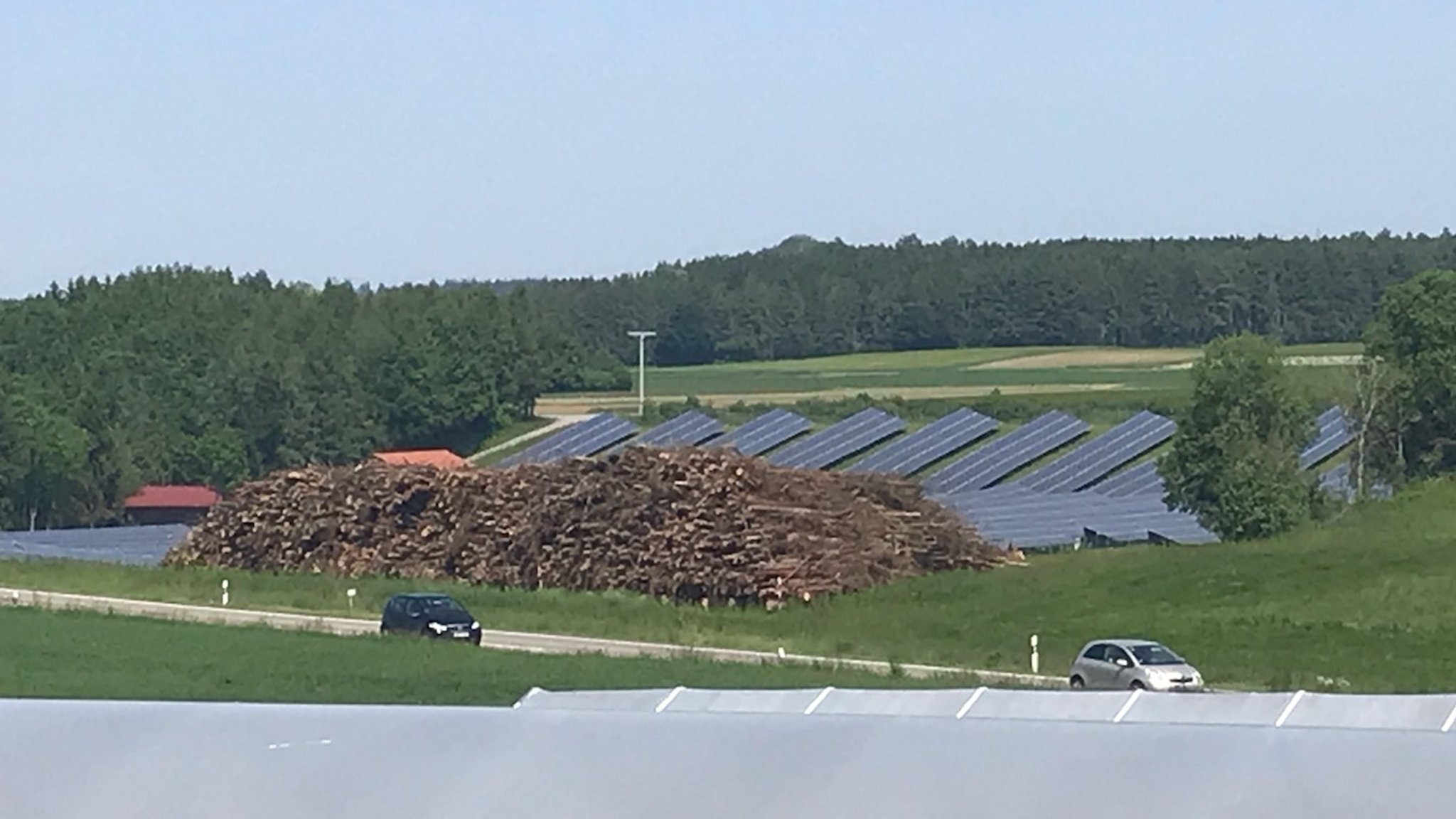 Erbitterter Streit: Nachbar klagt gegen PV-Anlage 