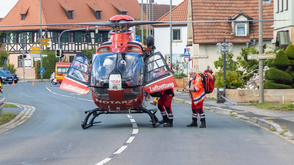 Ein Hubschrauber der Luftrettung steht in Breitengüßbach auf der Straße. 
