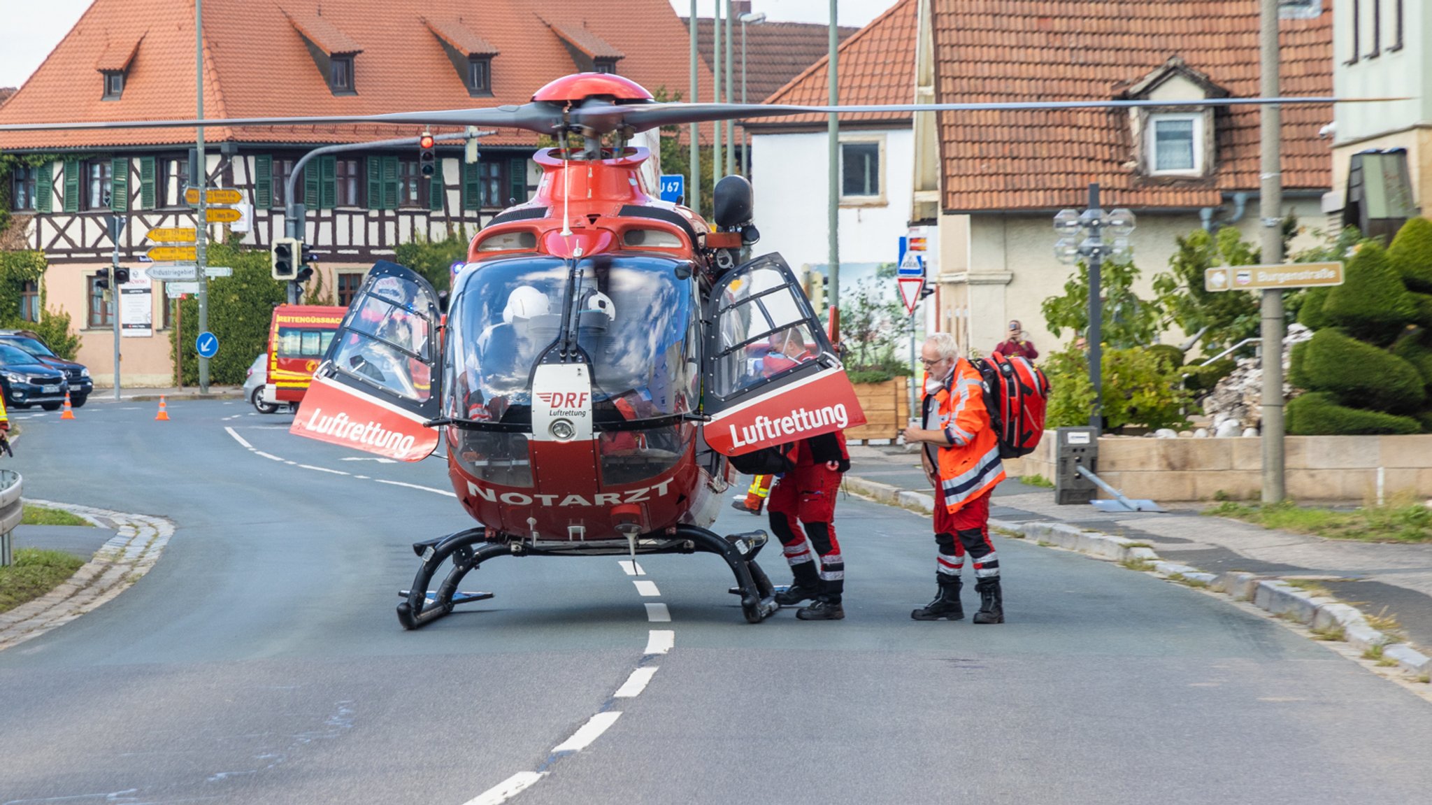 Ein Hubschrauber der Luftrettung steht in Breitengüßbach auf der Straße. 