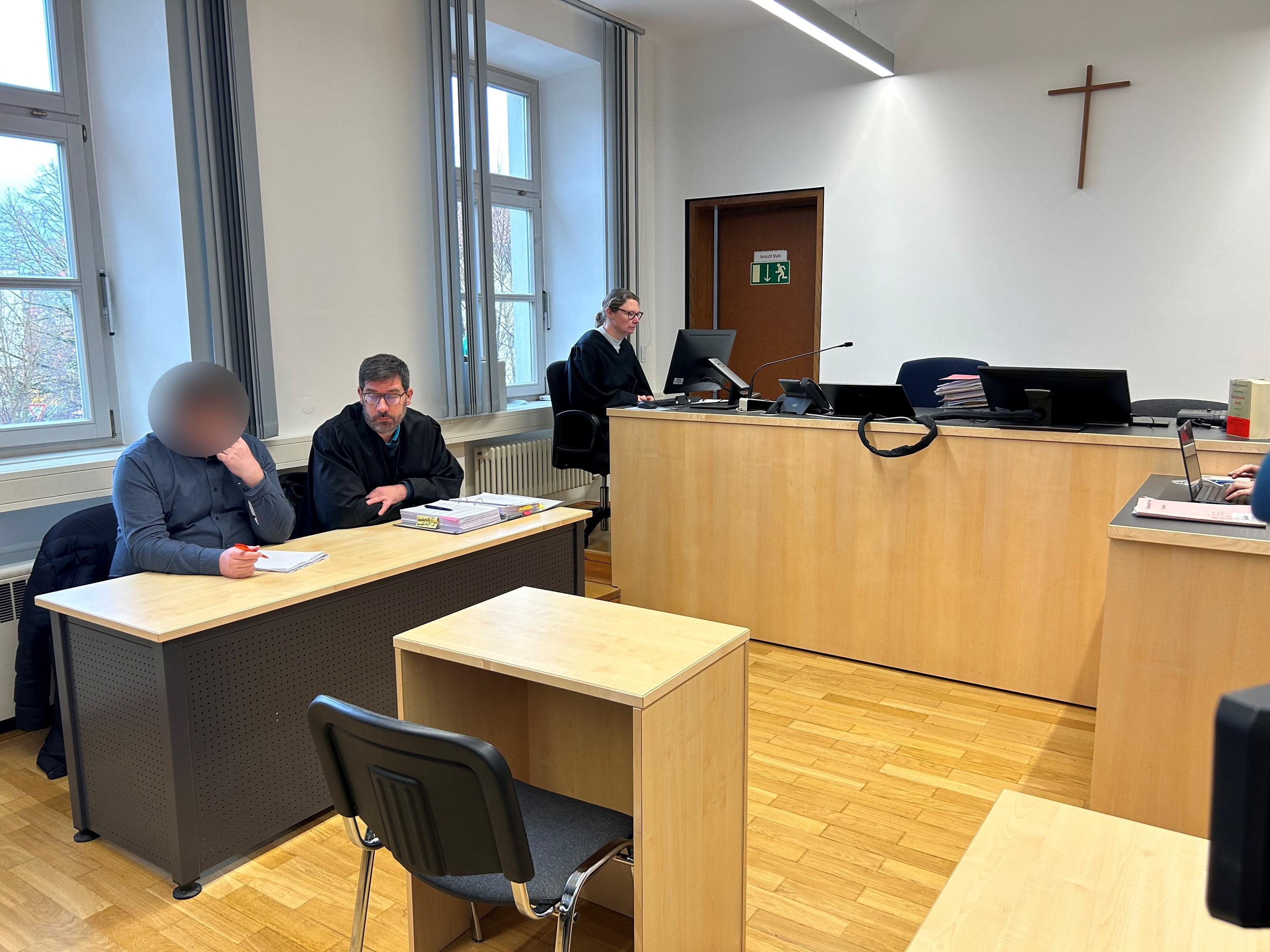 Der ehemalige Stadtpfarrer von Waldkirchen mit seinem Verteidiger