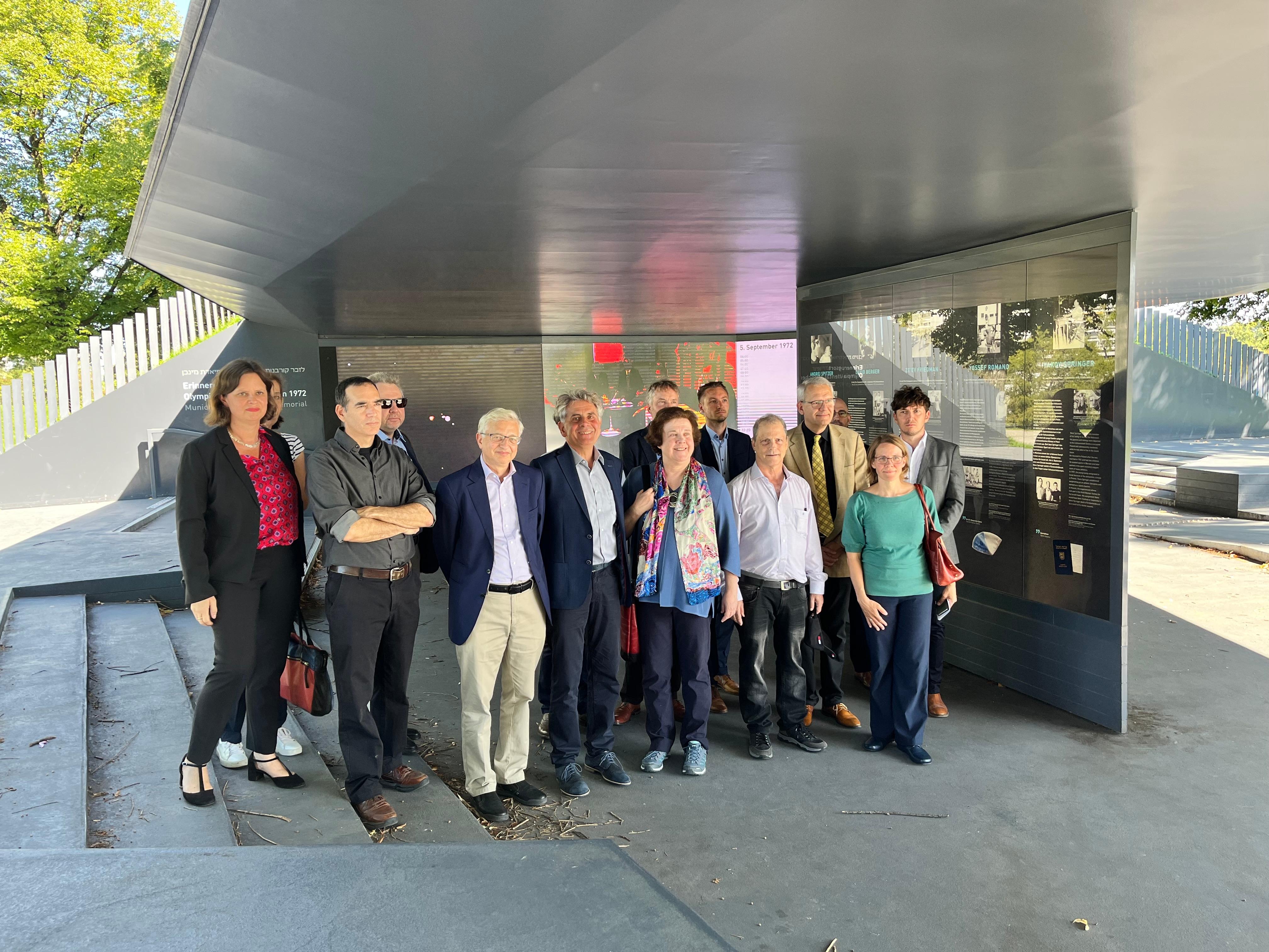 Wissenschaftlerinnen und Wissenschaftler der internationalen Forschungskommission sowie Vertreter von Behörden und Institutionen treffen sich am Olympia-Erinnerungsort in München.