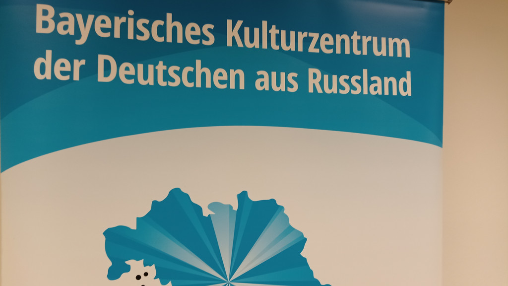 Aufsteller mit Plakat und der Aufschrift "Bayerisches Kulturzentrum der Deutschen aus Russland"