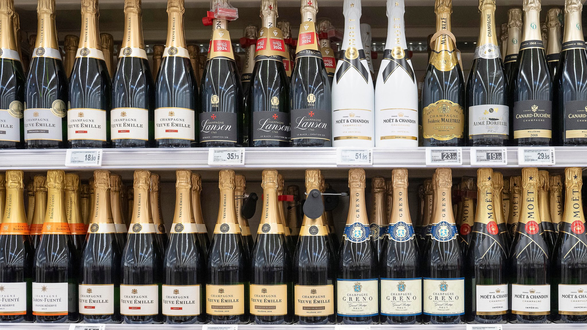 Champagnerflaschen verschiedener Marken in einem Regal