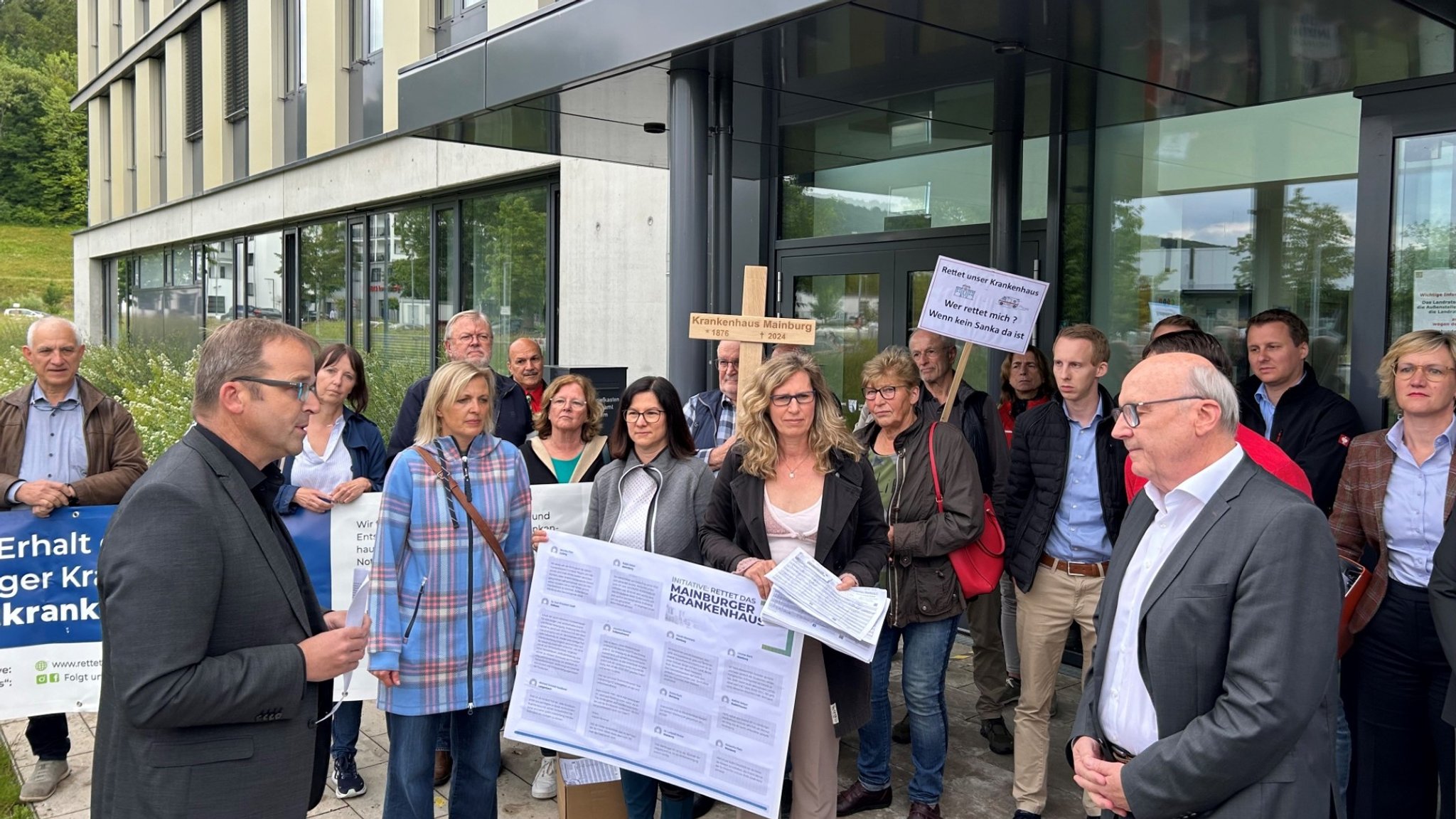 Bürger hatten vor der Sitzung vergeblich versucht, die Herabstufung des Krankenhauses in Mainburg zu verhindern.