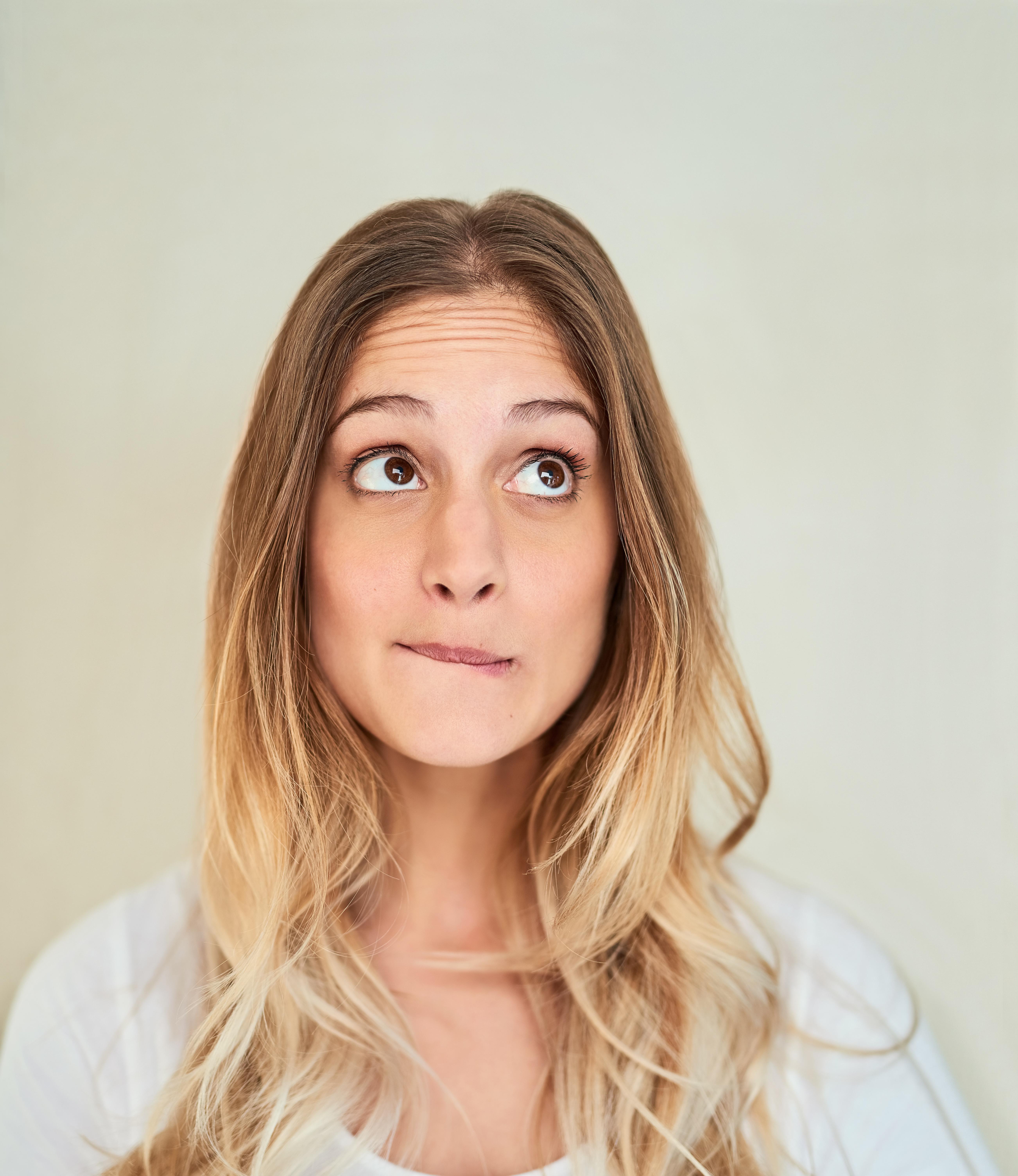 Frau mit blonden Haaren rollt die Ausgen