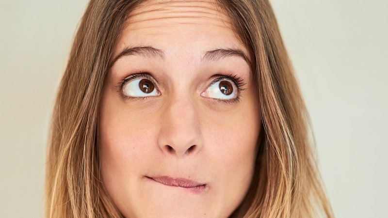 Frau mit blonden Haaren rollt die Ausgen | Bild: colourbox.de Frau mit blonden Haaren rollt die Ausgen