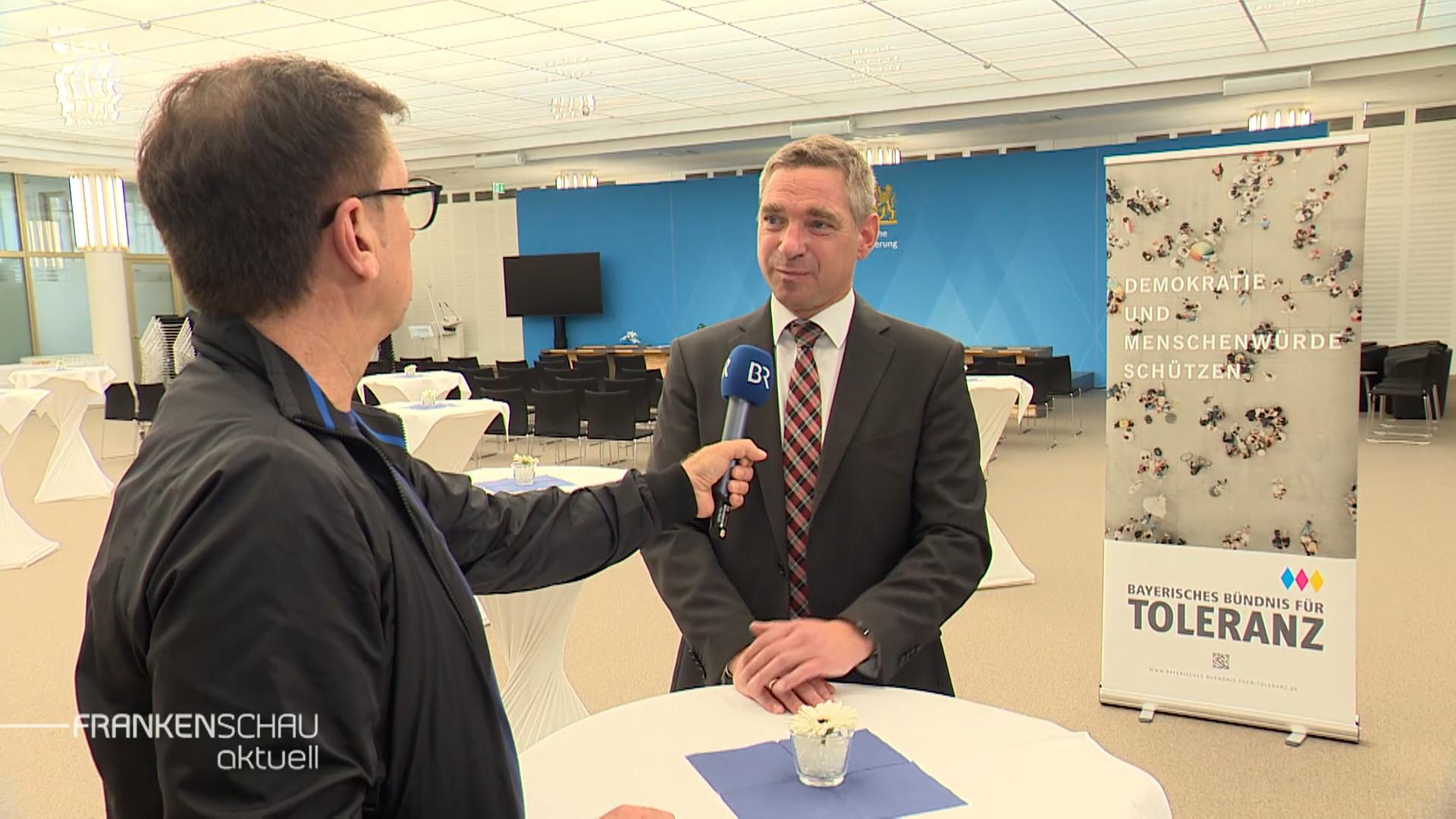 BR-Moderator interviewt einen Mann.