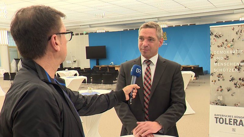 BR-Moderator interviewt einen Mann. | Bild: BR BR-Moderator interviewt einen Mann.