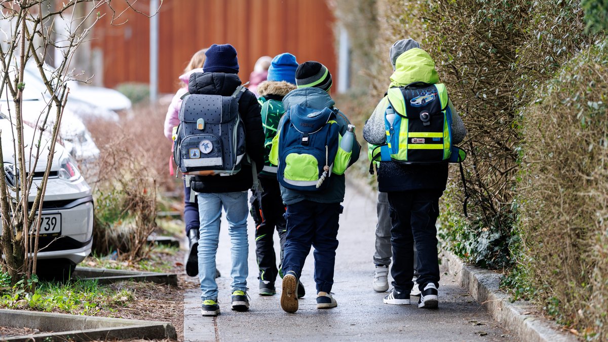Ganz allein zur Schule? Was Experten Eltern raten
