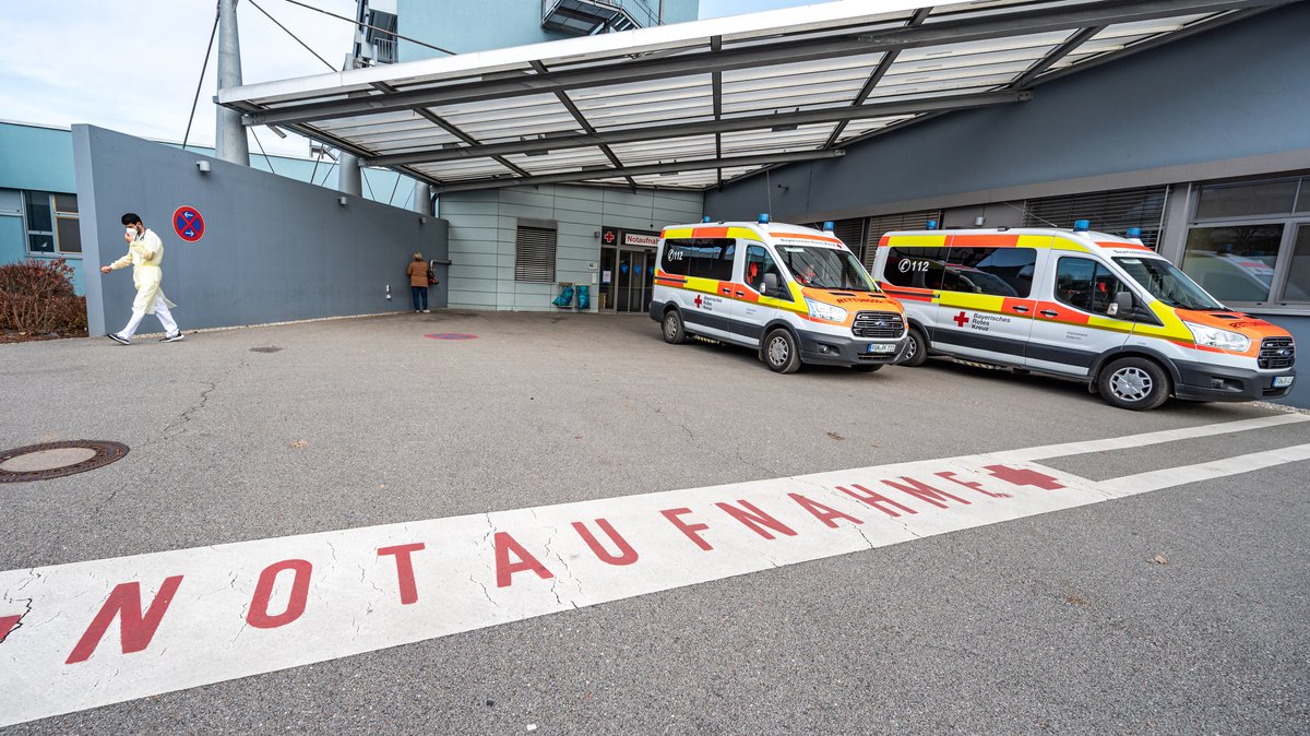 Krankenwagen stehen vor der Notaufnahme der Rottal-Inn Kliniken in Eggenfelden.