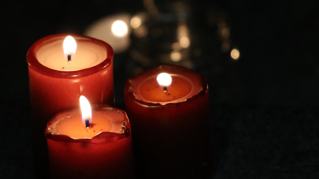 Kerzen vor dunklem Hintergrund (Symbolbild)