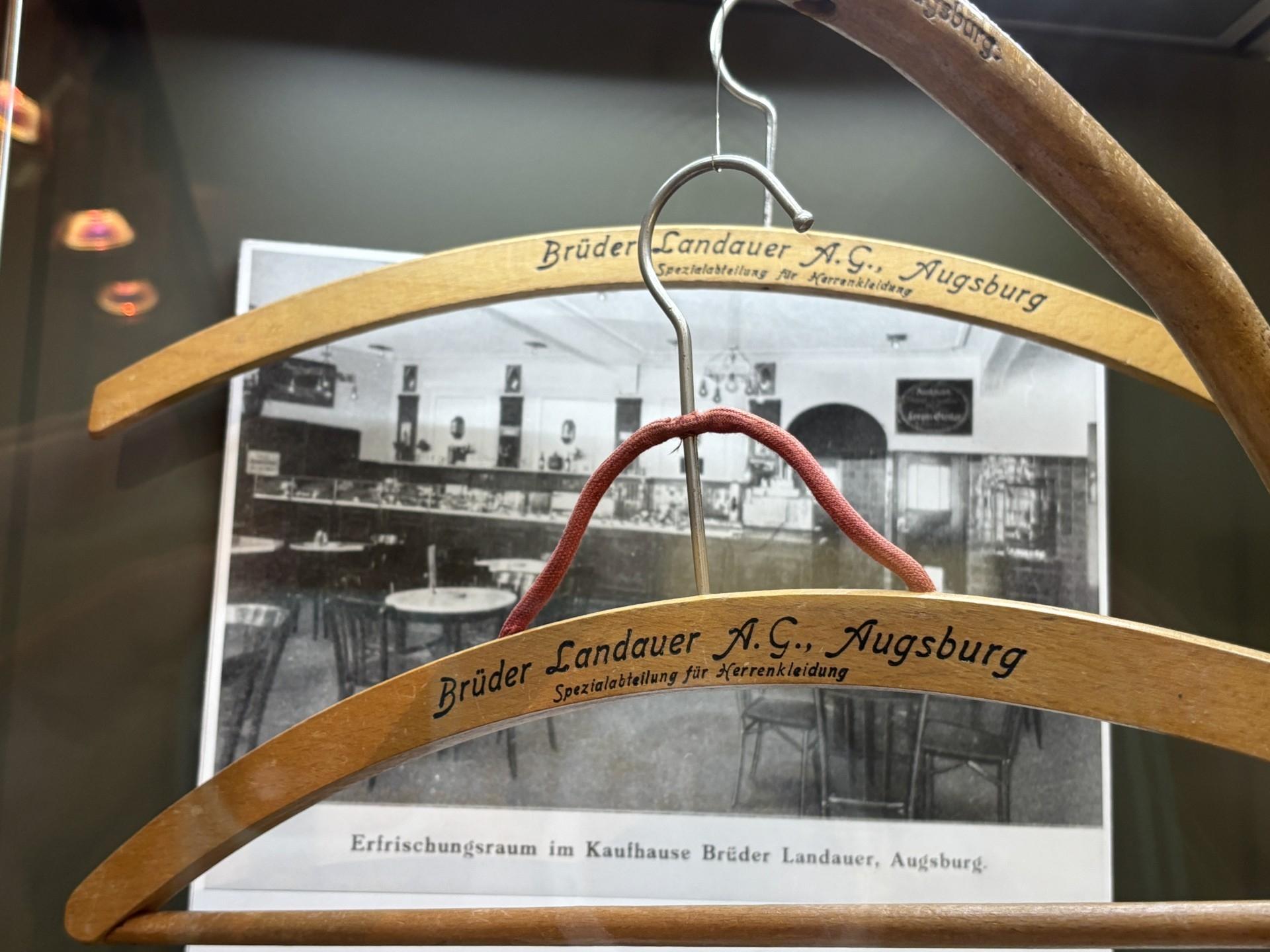Kleiderbügel aus dem Kaufhaus der Familie Landauer, deren Geschäft einst weit über Augsburg hinaus bekannt war.