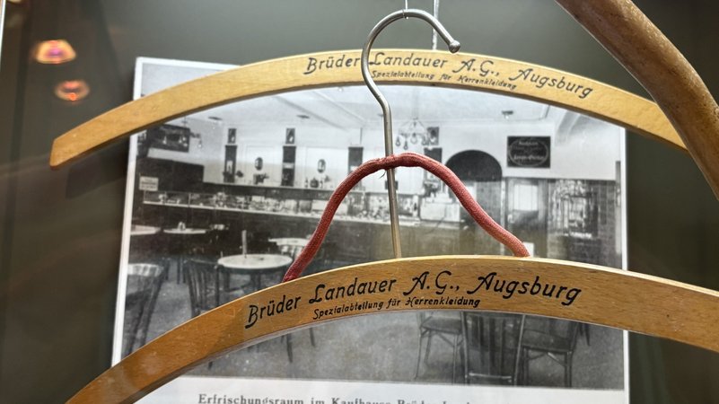 Kleiderbügel aus dem Kaufhaus der Familie Landauer, deren Geschäft einst weit über Augsburg hinaus bekannt war. | Bild: Barbara Leinfelder / Bayerischer Rundfunk 2025 Kleiderbügel aus dem Kaufhaus der Familie Landauer, deren Geschäft einst weit über Augsburg hinaus bekannt war.