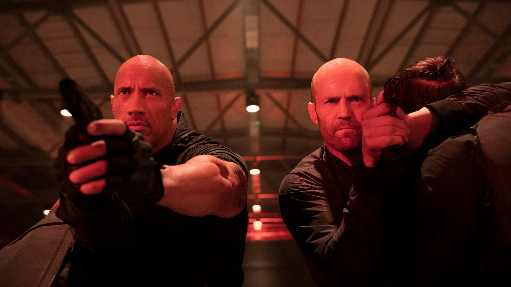 Doppelporträt der Schauspieler Dwayne Johnson und Jason Statham in einer Szene aus "Fast & Furious: Hobbs & Shaw" 