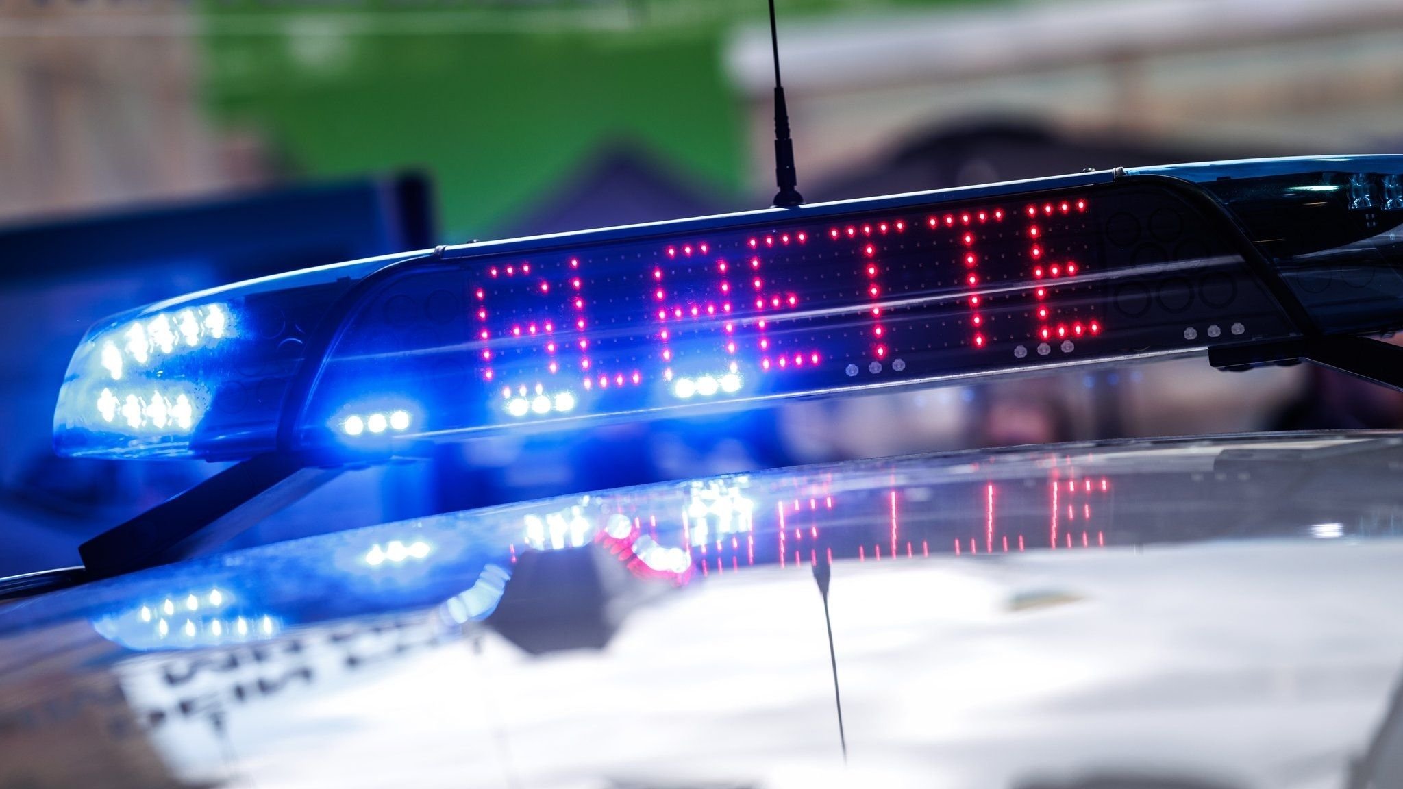 Die Polizei warnt auf dem Autodach mit Leuchtschrift vor Glätte. | Bild: picture-allinace/dpa, Matthias Balk Die Polizei warnt auf dem Autodach mit Leuchtschrift vor Glätte.