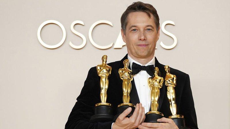 02.03.2025, USA, Los Angeles: Sean Baker, Gewinner der Preise für das beste Originaldrehbuch, den besten Filmschnitt, die beste Regie und den besten Film für "Anora", posiert im Presseraum der Oscar-Verleihung im Dolby Theatre in Los Angeles. Foto: Jordan Strauss/Invision/AP/dpa +++ dpa-Bildfunk +++ | Bild: dpa-Bildfunk/Jordan Strauss 02.03.2025, USA, Los Angeles: Sean Baker, Gewinner der Preise für das beste Originaldrehbuch, den besten Filmschnitt, die beste Regie und den besten Film für "Anora", posiert im Presseraum der Oscar-Verleihung im Dolby Theatre in Los Angeles. Foto: Jordan Strauss/Invision/AP/dpa +++ dpa-Bildfunk +++
