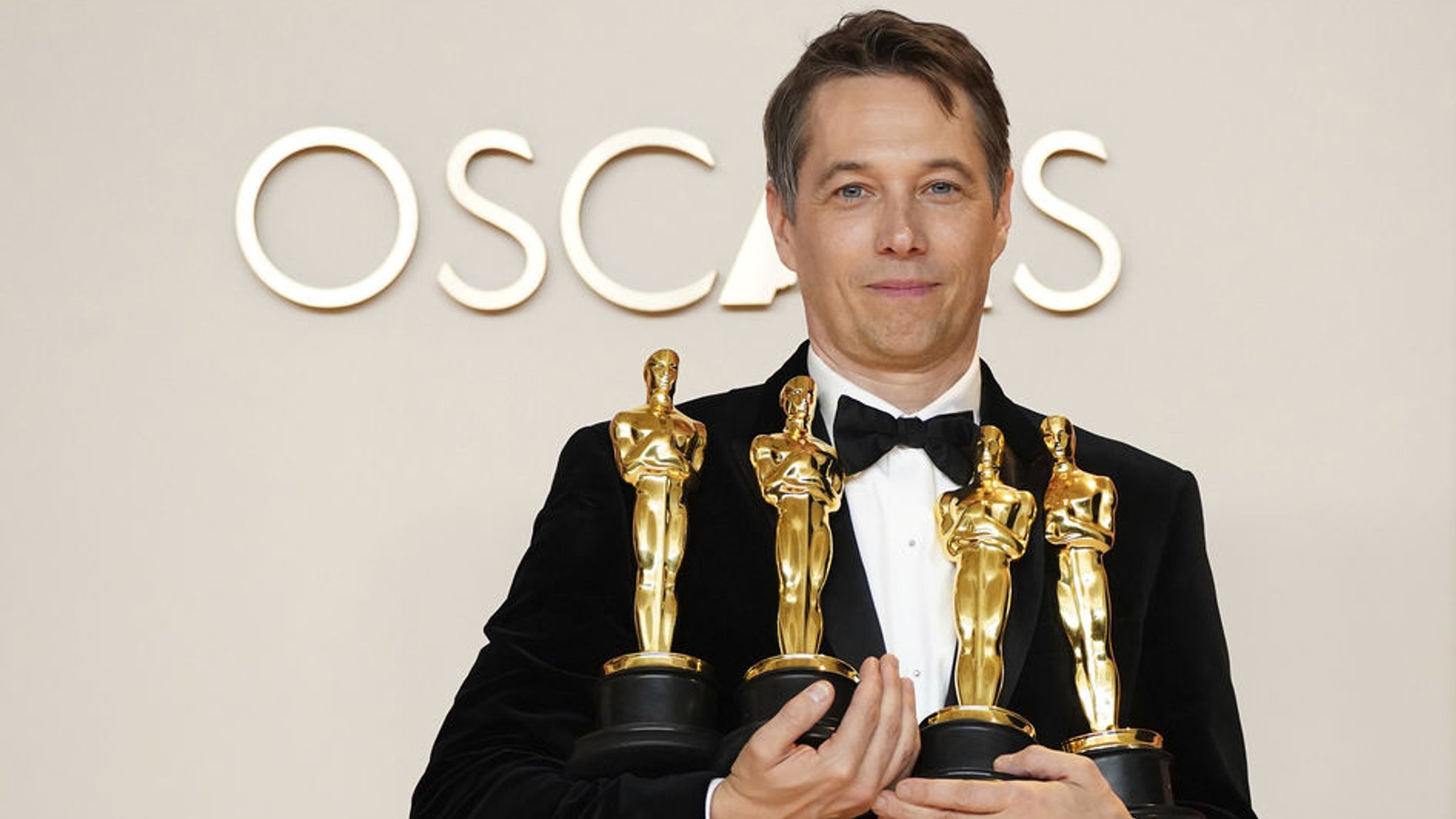 02.03.2025, USA, Los Angeles: Sean Baker, Gewinner der Preise für das beste Originaldrehbuch, den besten Filmschnitt, die beste Regie und den besten Film für "Anora", posiert im Presseraum der Oscar-Verleihung im Dolby Theatre in Los Angeles. Foto: Jordan Strauss/Invision/AP/dpa +++ dpa-Bildfunk +++