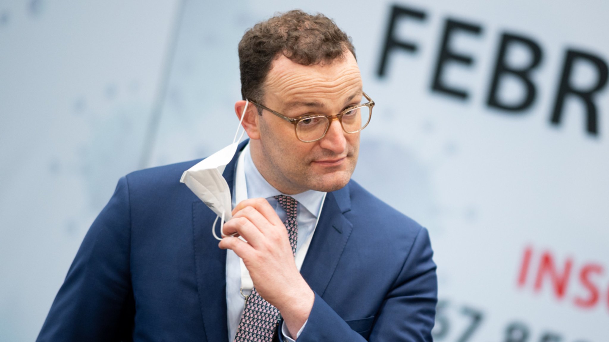 30.04.2021: Jens Spahn (CDU), Bundesminister für Gesundheit, nimmt bei einem Besuch des Impfzentrums in Hamburg seine Maske ab.