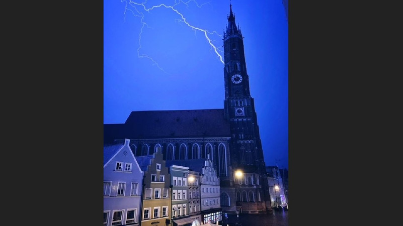 Ein Blitz über der Martinskirche in Landshut