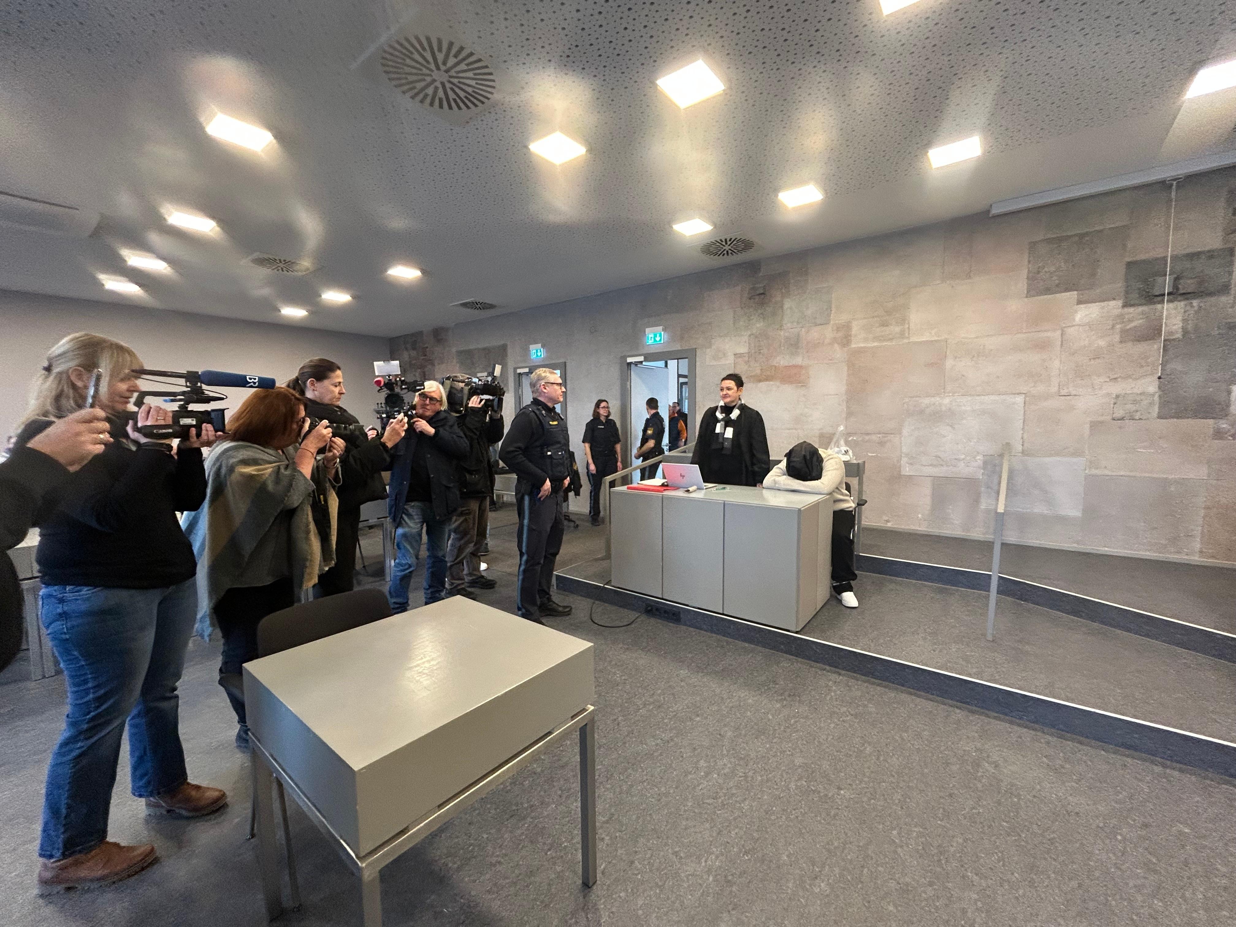 Vor dem Landgericht Ansbach hat der Prozess gegen eine junge Frau aus Nürnberg begonnen. Sie soll einen 15-Jährigen am Brombachsee ermordet haben. Vor Gericht gibt sie an, sich nicht mehr erinnern zu können. Ein Video von der Tat hilft nicht weiter.