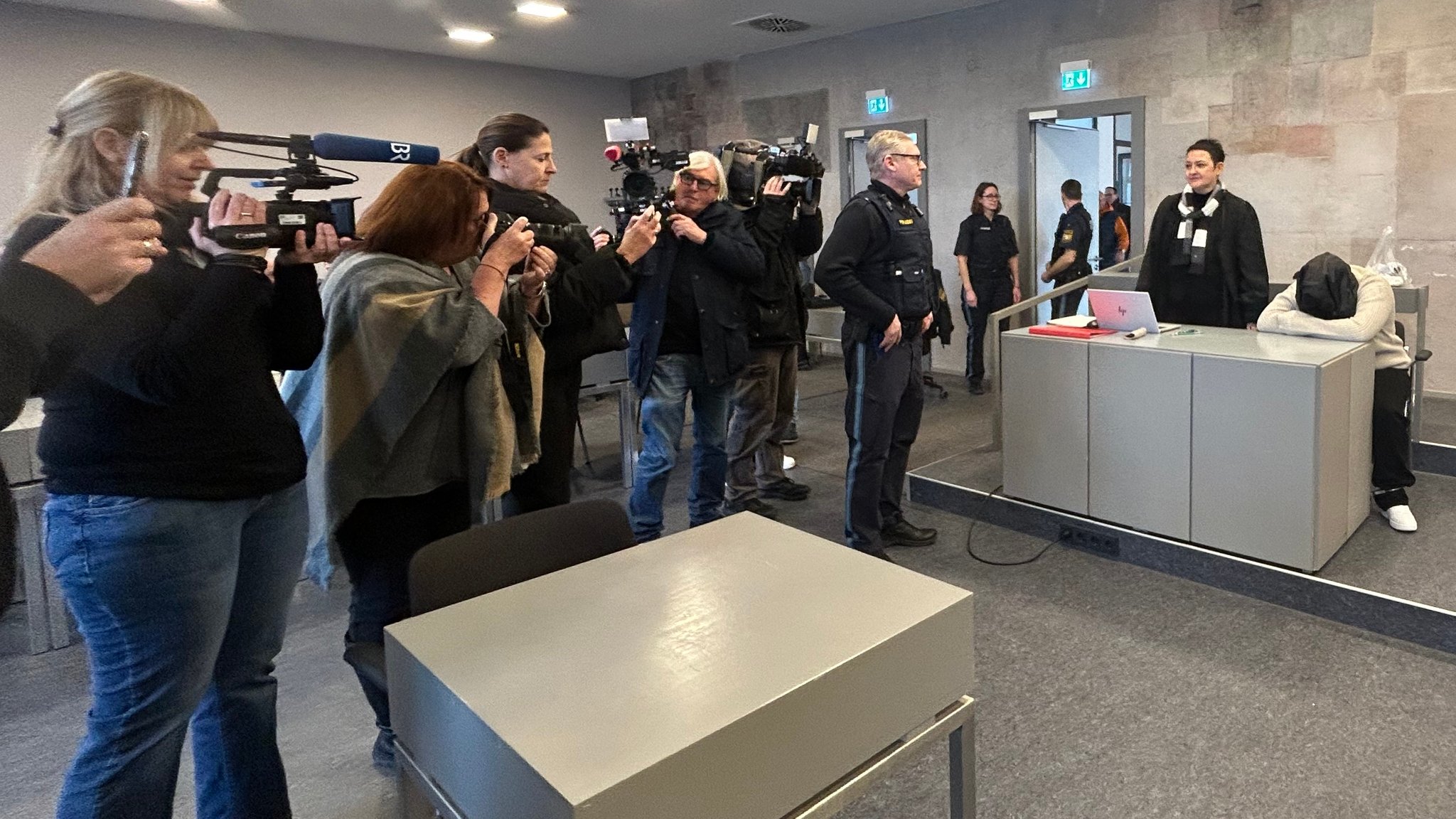 Vor dem Landgericht Ansbach hat der Prozess gegen eine junge Frau aus Nürnberg begonnen. Sie soll einen 15-Jährigen am Brombachsee ermordet haben. Vor Gericht gibt sie an, sich nicht mehr erinnern zu können. Ein Video von der Tat hilft nicht weiter.