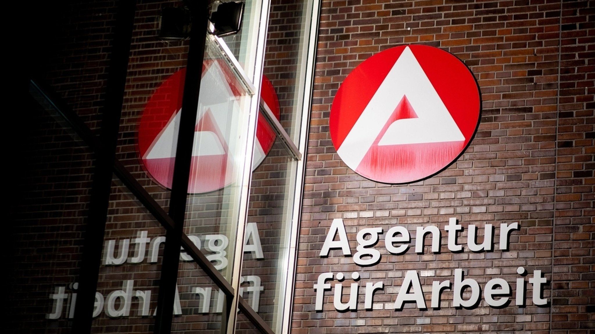 Der Schriftzug «Agentur für Arbeit» hängt am Gebäude der Bundesagentur für Arbeit. | Bild: dpa-Bildfunk/Hauke-Christian Dittrich Der Schriftzug «Agentur für Arbeit» hängt am Gebäude der Bundesagentur für Arbeit.