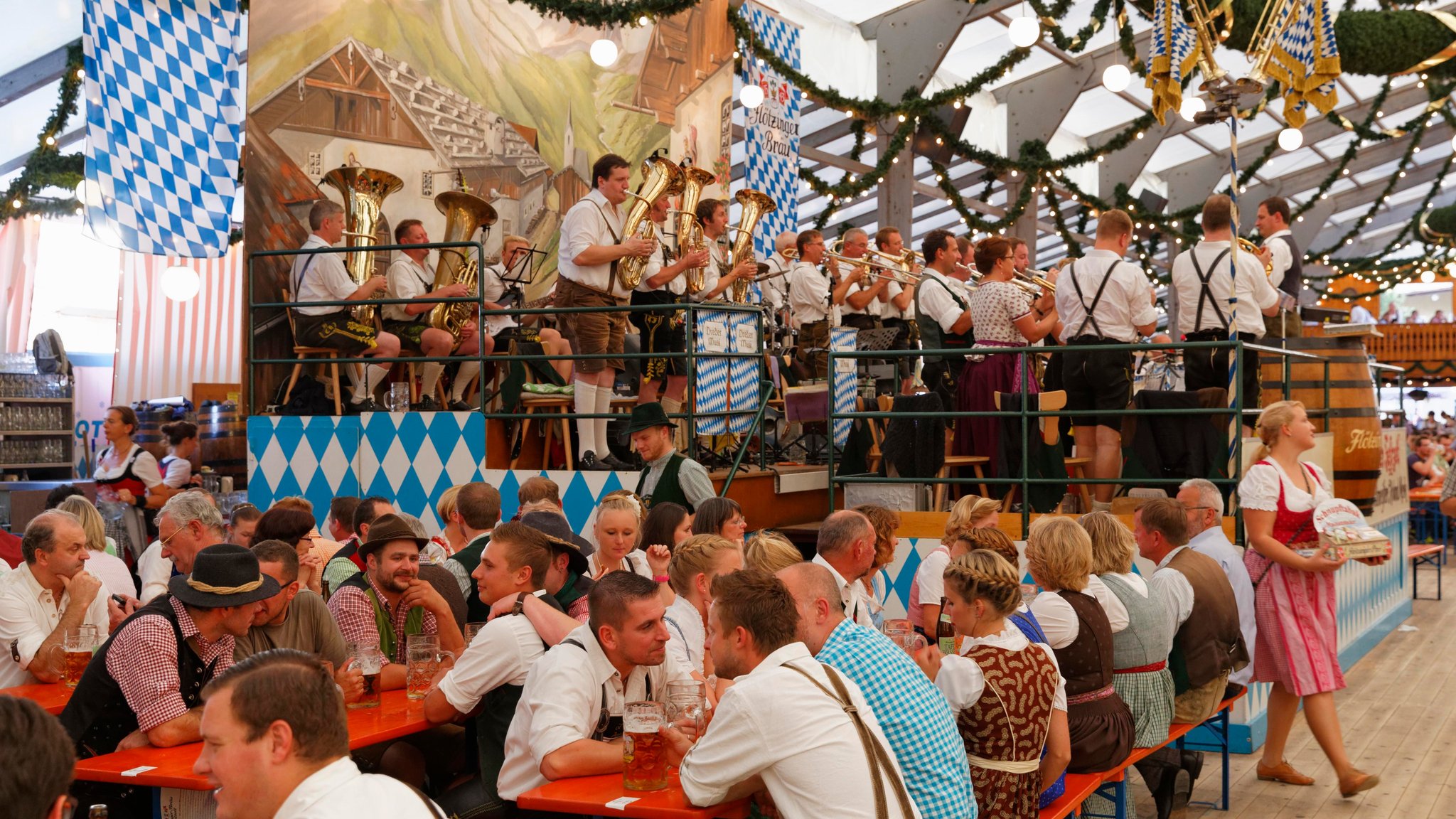 Herbstfest Rosenheim: Blick in ein Bierzelt (Archivbild).