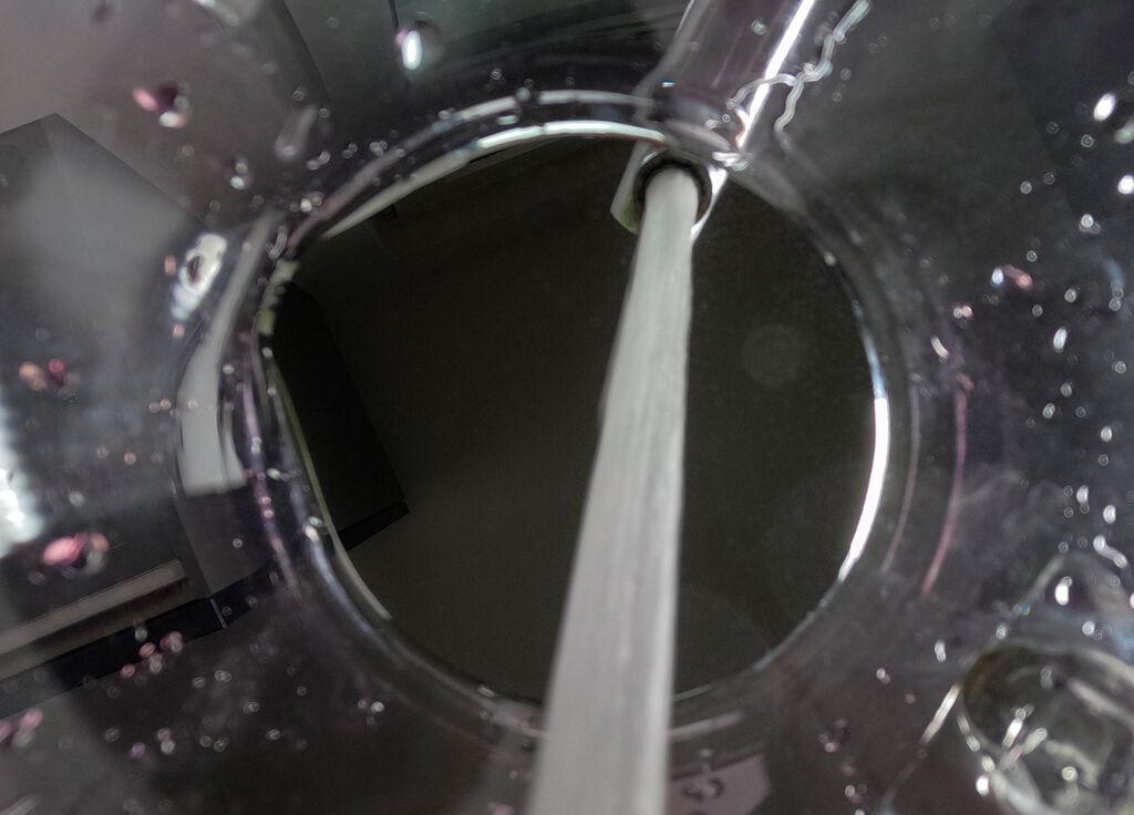 14.11.2023, Baden-Württemberg, Stuttgart: Trinkwasser fließt aus einem Wasserhahn in eine Karaffe. Der Preis für Wasser aus dem Bodensee könnte in den kommenden Jahren deutlich steigen. (zu dpa «Bodenseewasser-Umlage könnte sich bis 2041 verdreifachen») Foto: Bernd Weißbrod/dpa +++ dpa-Bildfunk +++