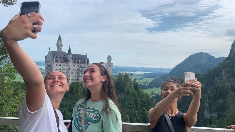 Ausflugsgäste machen am Samstagmorgen Selfies von der Marienbrücke mit Schloss Neuschwanstein im Hintergrund. | Bild: BR / Michaela Neukirch Ausflugsgäste machen am Samstagmorgen Selfies von der Marienbrücke mit Schloss Neuschwanstein im Hintergrund.