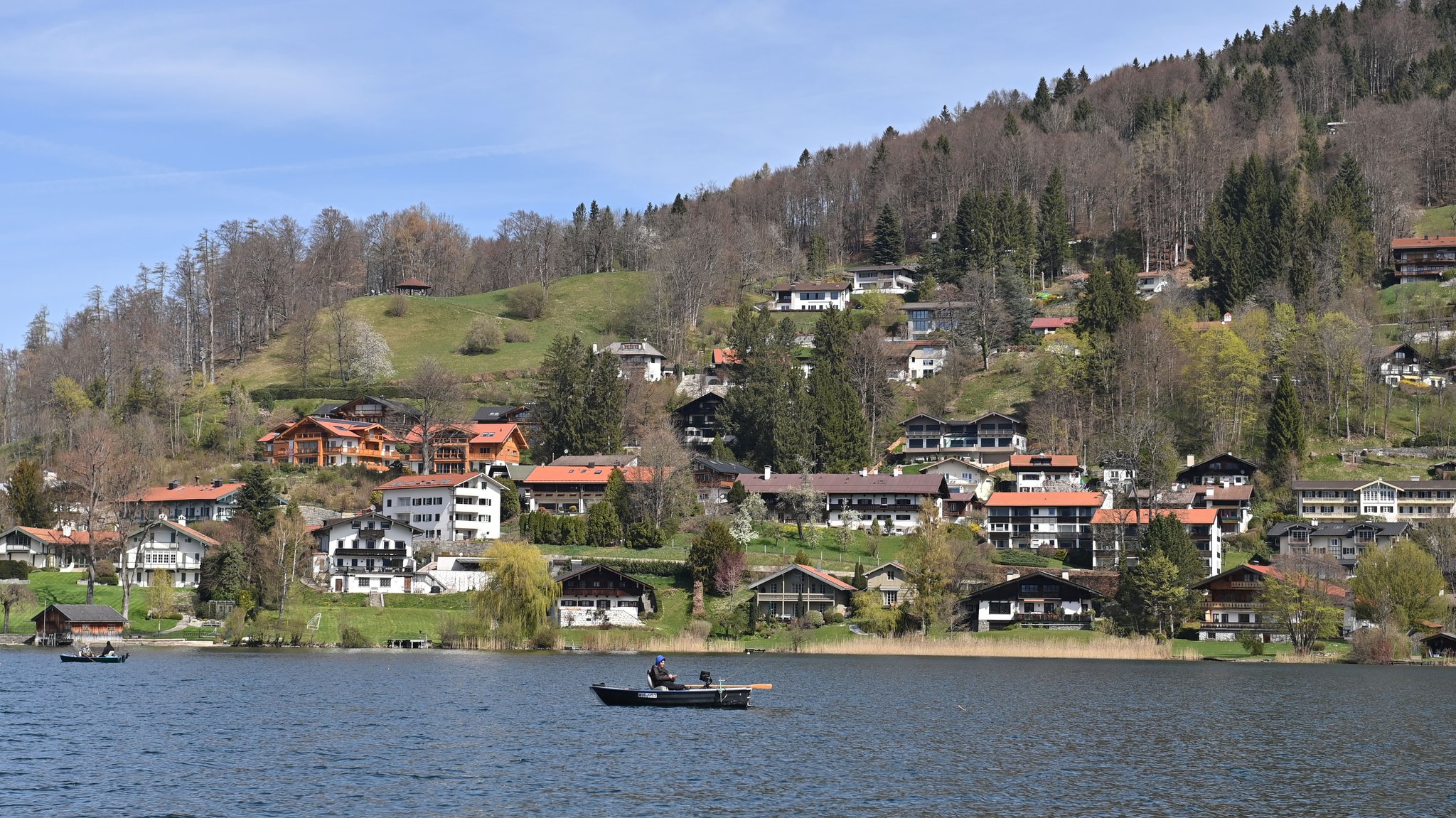 Blick über den Tegernsee auf Häuser in Hanglage der Gemeinde Tegernsee