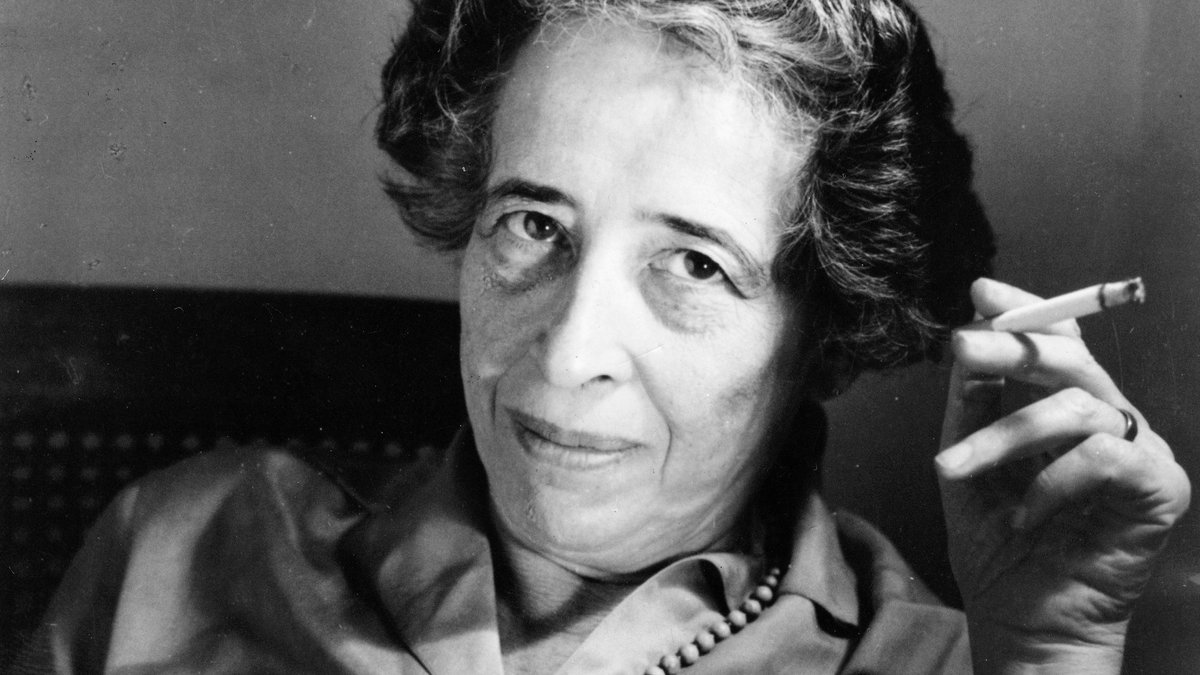 Ein typisches Bild: Hannah Arendt, rauchend
