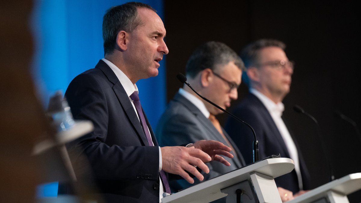 Wirtschaftsminister Aiwanger nach einer Sitzung des bayerischen Kabinetts 