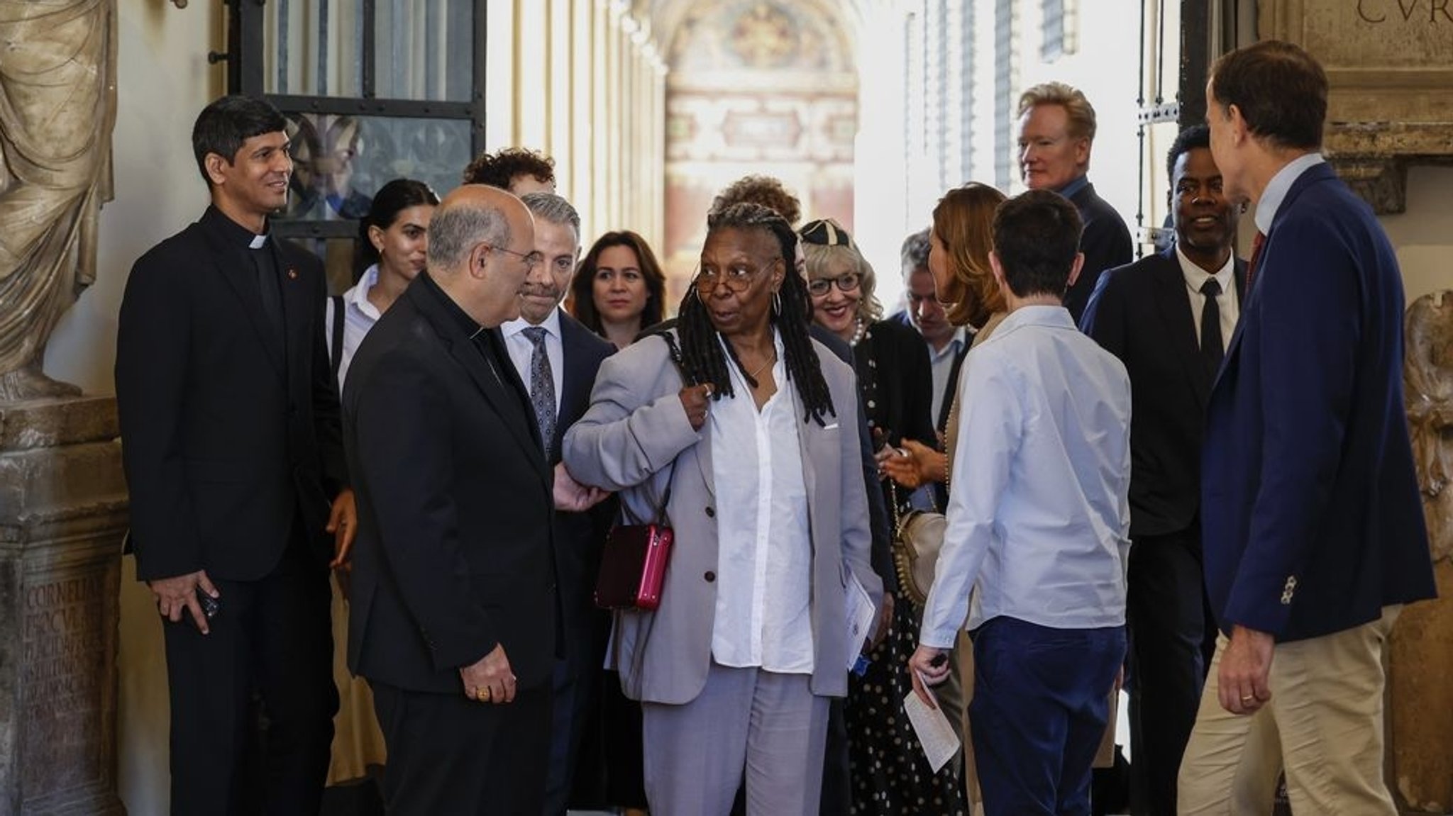  Whoopi Goldberg kommt zu einer Audienz mit Papst Franziskus trifft sich mit über 100 Komikern aus 15 Ländern, um eine Verbindung zwischen der katholischen Kirche und Komikern herzustellen. 