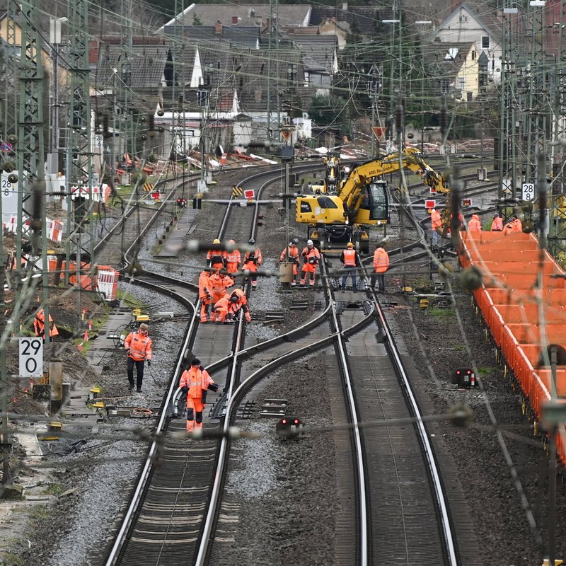 Deutsche Bahn startet größtes Sanierungsprogramm seit Jahrzehnten - BR24 Thema des Tages | BR Podcast