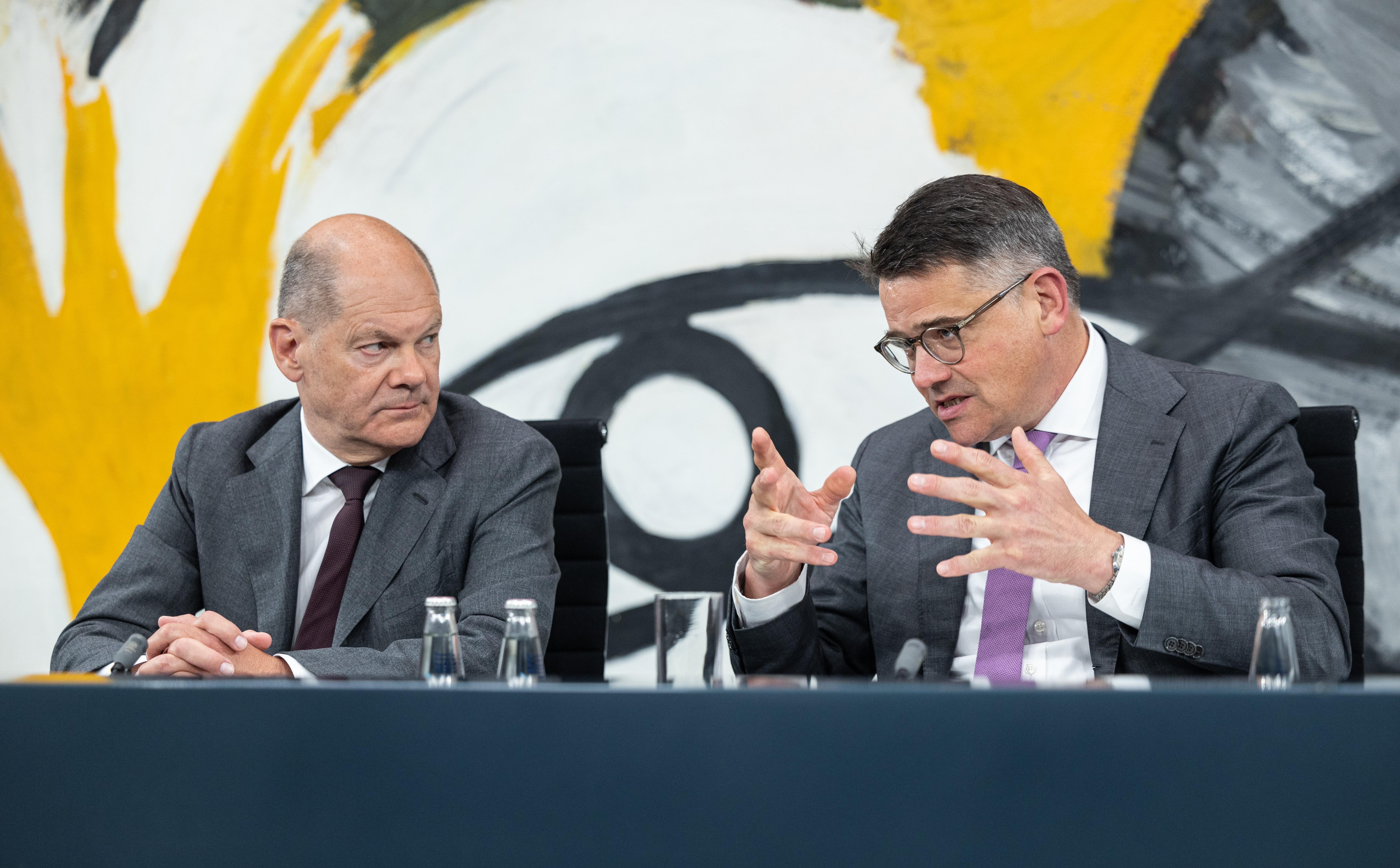Boris Rhein (CDU, r), Ministerpräsident von Hessen, auf einer Pressekonferenz während der Ministerpräsidentenkonferenz im Bundeskanzleramt. Bundeskanzler Olaf Scholz (SPD) sitzt neben ihm.