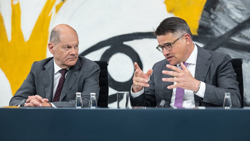 Boris Rhein (CDU, r), Ministerpräsident von Hessen, auf einer Pressekonferenz während der Ministerpräsidentenkonferenz im Bundeskanzleramt. Bundeskanzler Olaf Scholz (SPD) sitzt neben ihm.